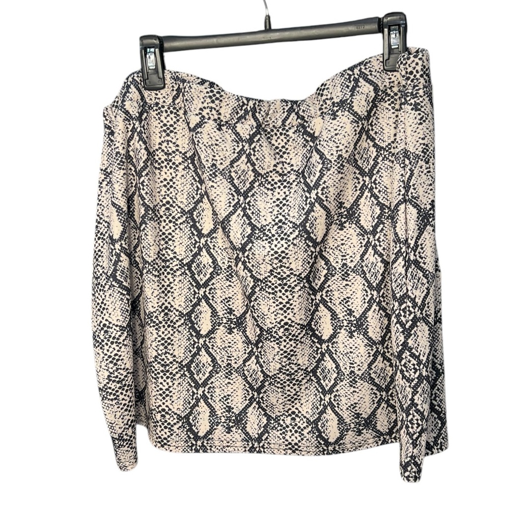 Snakeskin Print elastic skirt NWT Waist 30 inches laying flat Length 28 inches